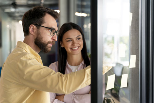 um homem e uma mulher conversam sobre a gestao de um projeto com liderança consciente